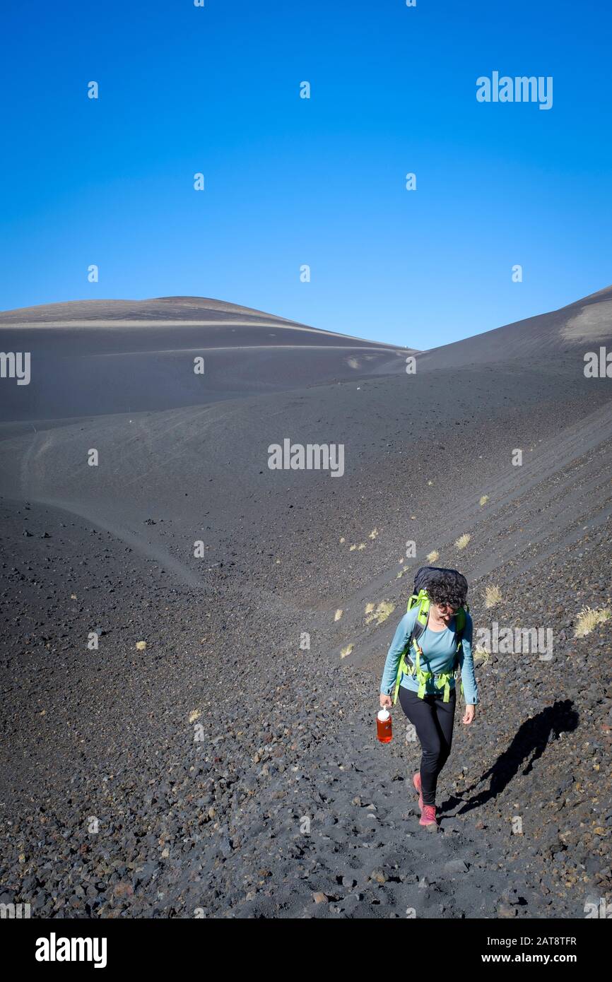 Femme montée au cratère de Noël dans le volcan Lonquimay. Réserve Nationale De Malalcahuello-Nalcas. Région d'Araucania. Chili. Banque D'Images