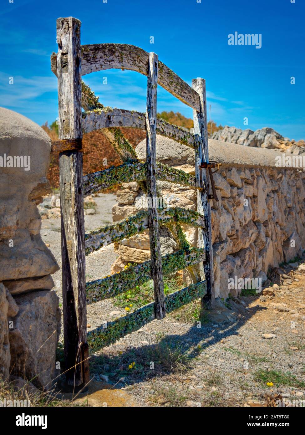 Porte en laine Rustique typique faite à la main dans un mur en pierre wid lichen Banque D'Images