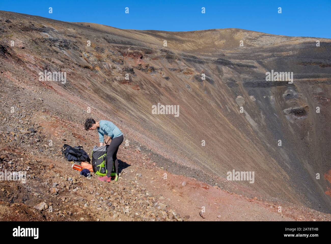 Femme préparant le sac à dos au cratère de Noël. Réserve Nationale De Malalcahuello-Nalcas. Région d'Araucania. Chili. Banque D'Images