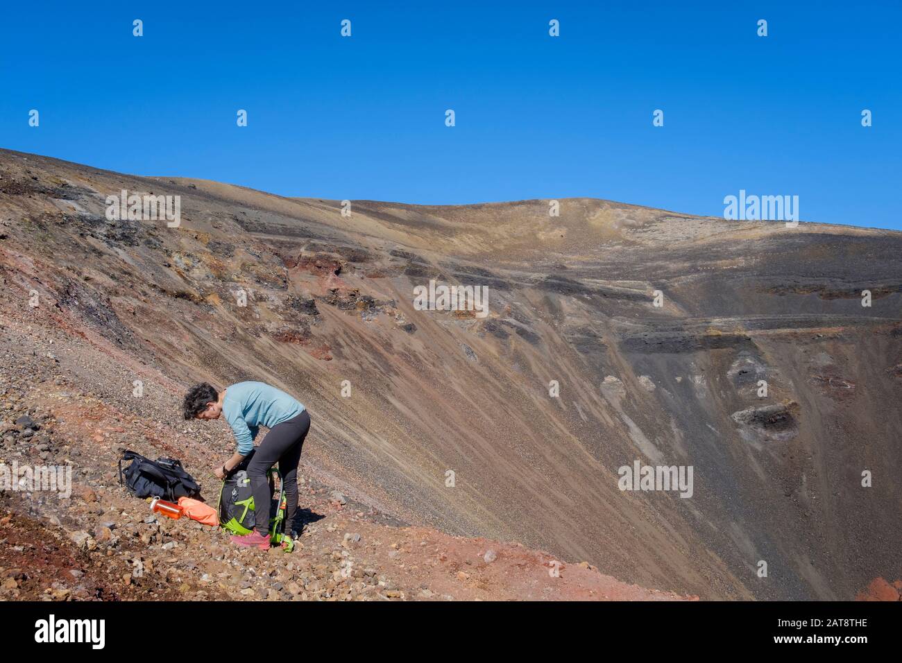 Femme préparant le sac à dos au cratère de Noël. Réserve Nationale De Malalcahuello-Nalcas. Région d'Araucania. Chili. Banque D'Images