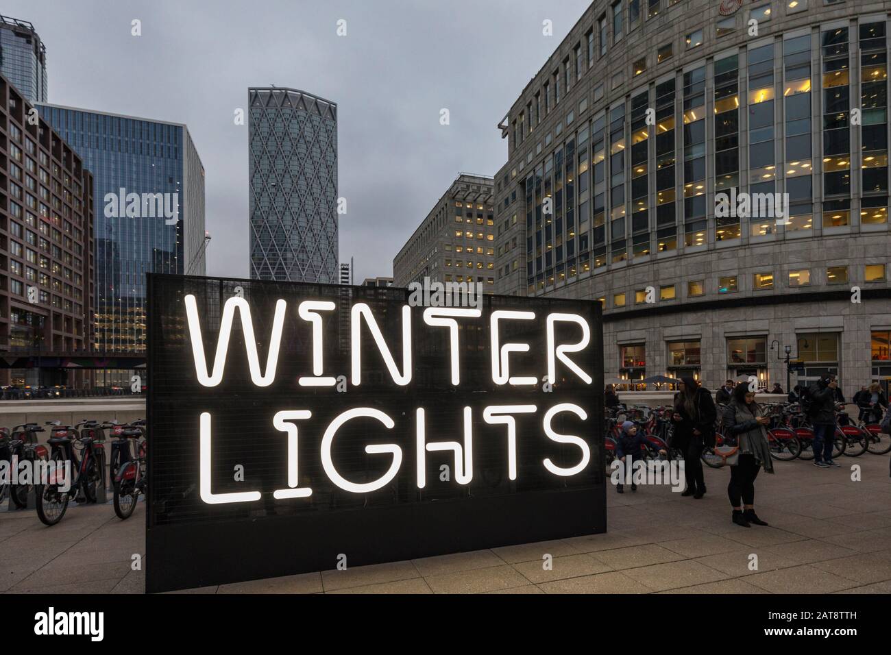 Panneau Winter Lights sur Reuters Plaza. 2020 Winter lights festival à Canary Wharf, Londres, Angleterre. Banque D'Images