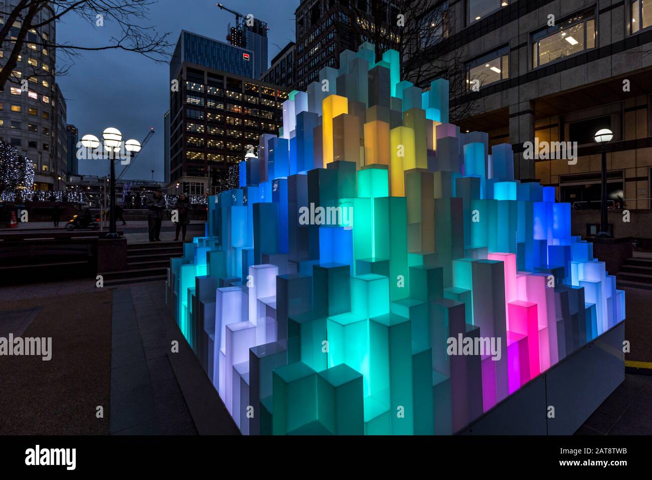 Montagne de lumière par ANGUS MUIR DESIGN à Wren Landing. 2020 Winter lights festival à Canary Wharf, Londres, Angleterre. Banque D'Images