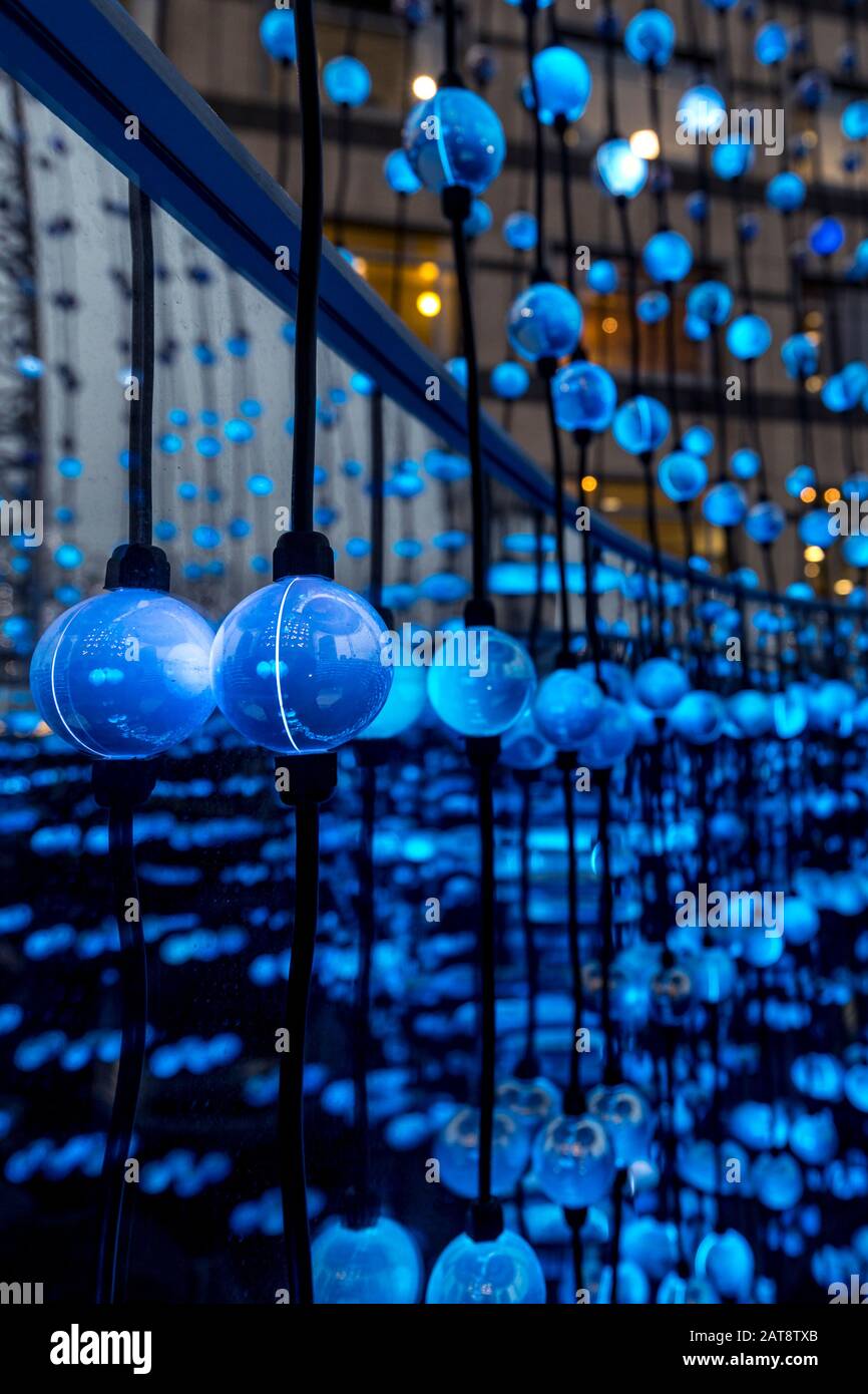 Installation de la lumière 'oibt' par Ithaca Studio à Wren Landing. 2020 Winter lights festival à Canary Wharf, Londres, Angleterre. Banque D'Images