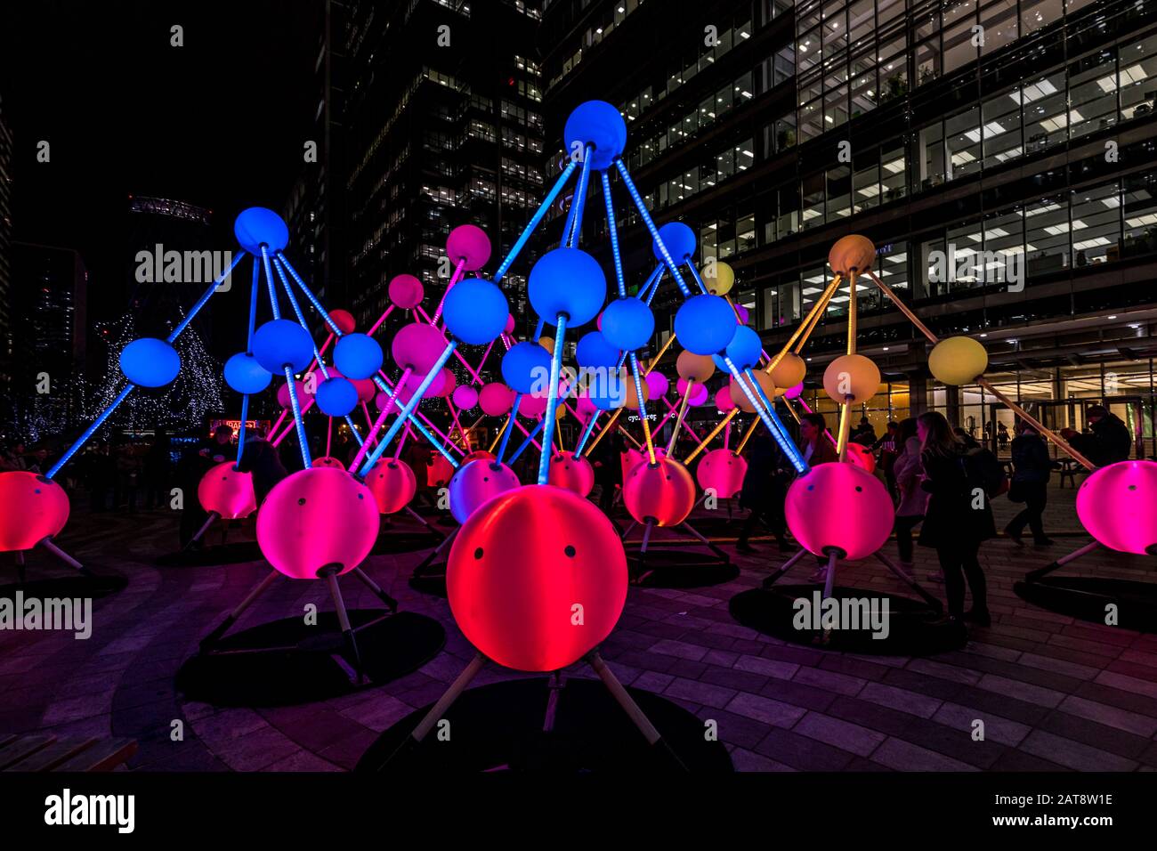 Sculpture lumineuse 'affinité' par Amigo & Amigo et S1T2, sur la place Montgomery. 2020 Winter lights festival à Canary Wharf, Londres, Angleterre. Banque D'Images