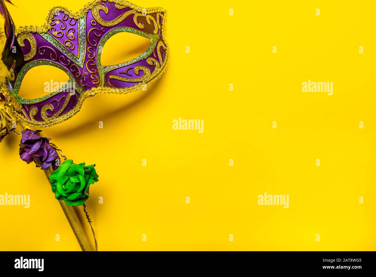 Masque Mardi gras sur fond jaune vif Banque D'Images