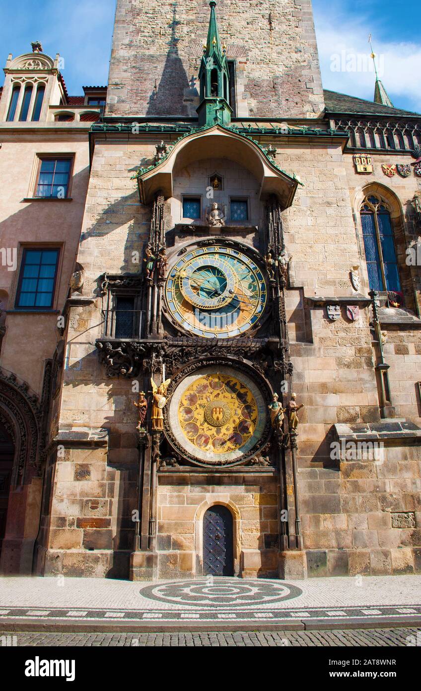 Vue sur l'Orloj de Prague vide avec sa tour haute horloge, cadran astrologique et calendrier contre le ciel bleu vif et le matin. Prague, Chezh Re Banque D'Images