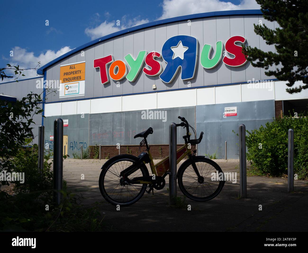Un magasin Toys R US et Babies R US disutilisé à Southampton est monté et tombe en disréparation après que l'entreprise s'effondre avec des dettes. Banque D'Images