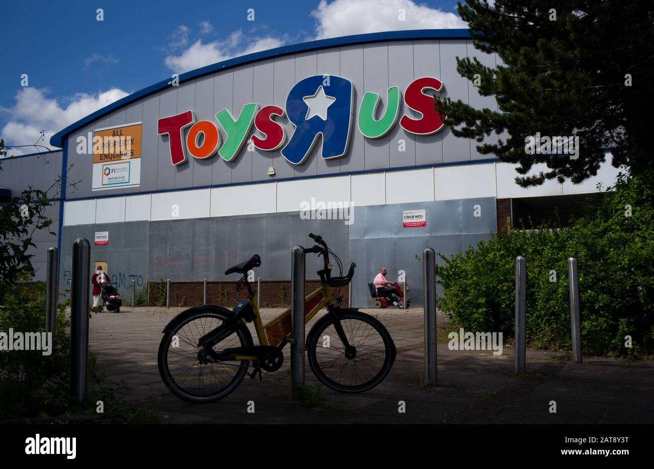 Un magasin Toys R US et Babies R US disutilisé à Southampton est monté et tombe en disréparation après que l'entreprise s'effondre avec des dettes. Banque D'Images