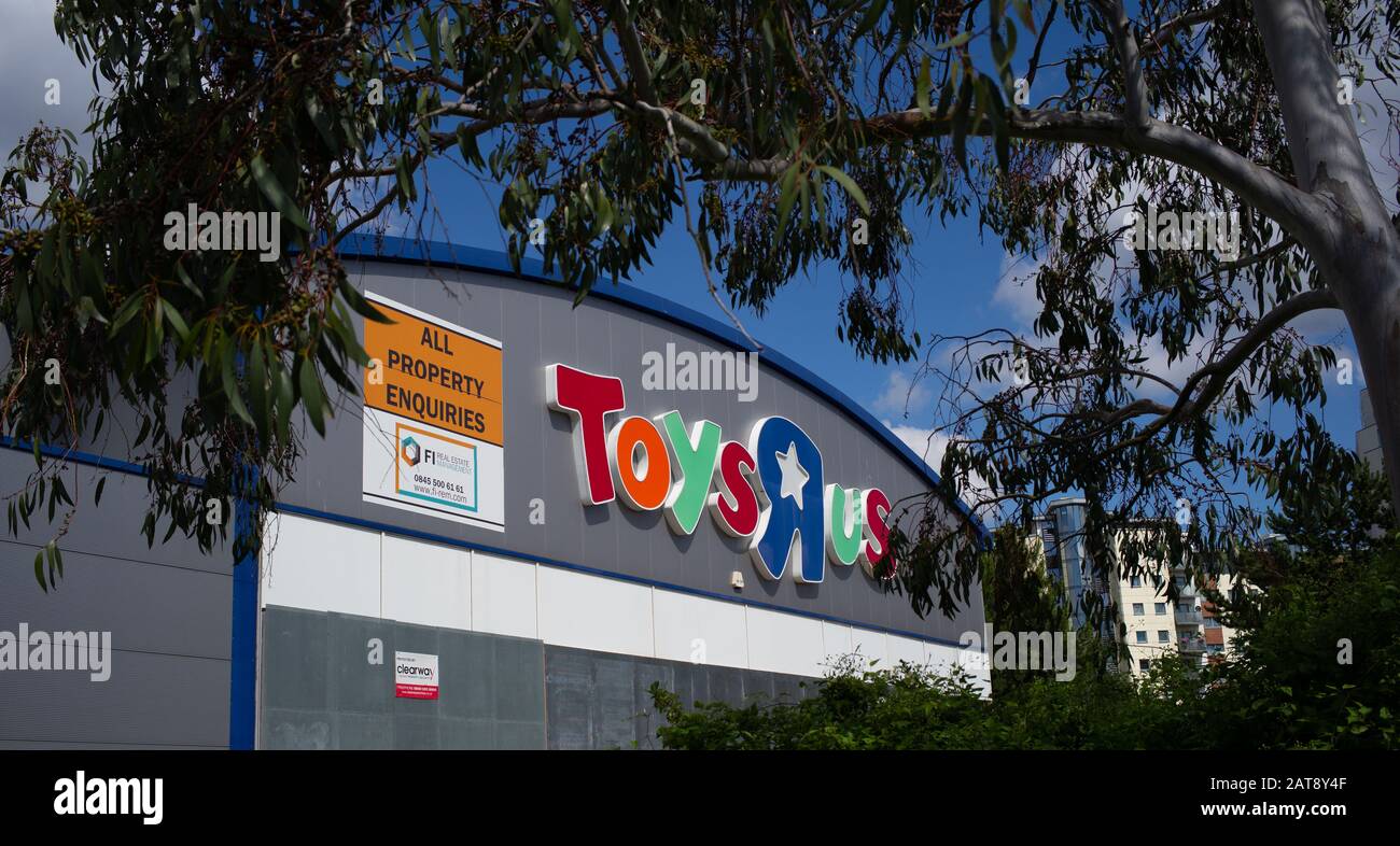 Un magasin Toys R US et Babies R US disutilisé à Southampton est monté et tombe en disréparation après que l'entreprise s'effondre avec des dettes. Banque D'Images