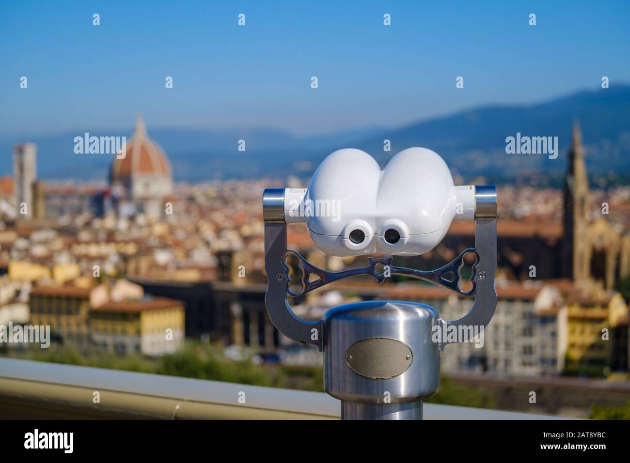 Jumelles sur plateforme d'observation dans la vieille ville Banque D'Images