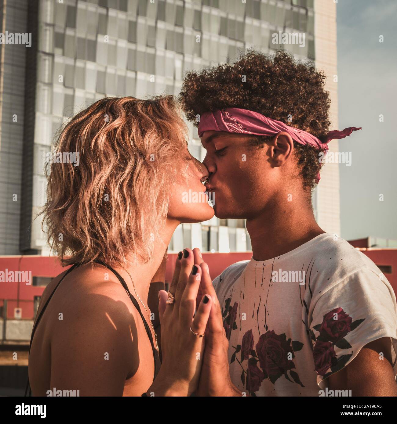 Cœur en mouvement. Couple de jeunes hommes et femmes dans la ville sur le fond d'un gratte-ciel. Saint Valentin et concept d'amour. Banque D'Images