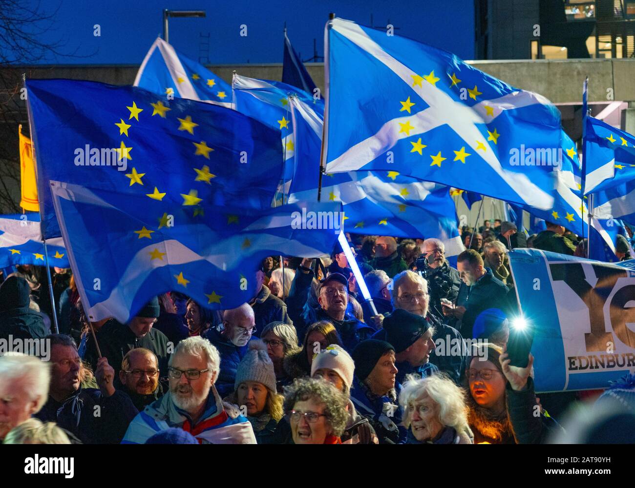Édimbourg, Écosse, Royaume-Uni. 31 Janvier 2020. Au cours de la nuit du Brexit, des centaines de manifestants anti-Brexit et pro-écossais de l’indépendance se sont réunis au Parlement écossais à Holyrood pour la démo « l’UE manquante Déjà » et pour écouter les discours et manifester leur soutien à l’Union européenne. Iain Masterton/Alay Live News. Banque D'Images