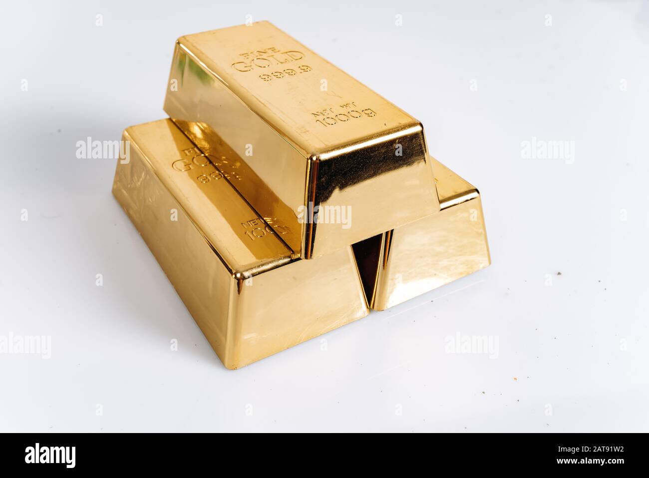 Barres d'or de 1 kg ou 1 000 grammes. Barres d'or sont sur la table. Banque D'Images
