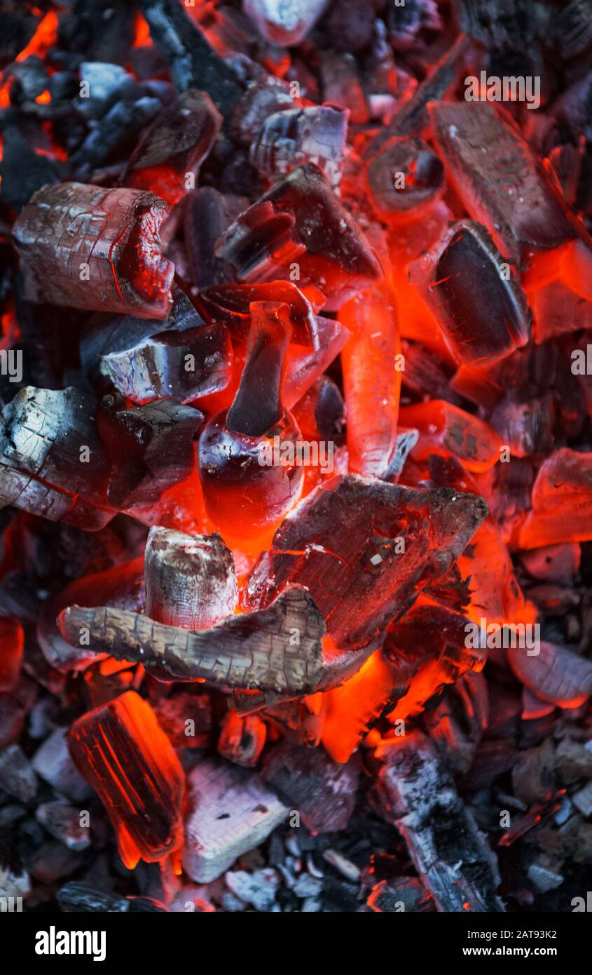 Coals brûlants. Décaissement du charbon de bois. Reproches des éléments de texture. Les poutres en bois sont à l'odeur. Cheminée avec charbon brillant. Combustion du charbon. Contexte. Banque D'Images
