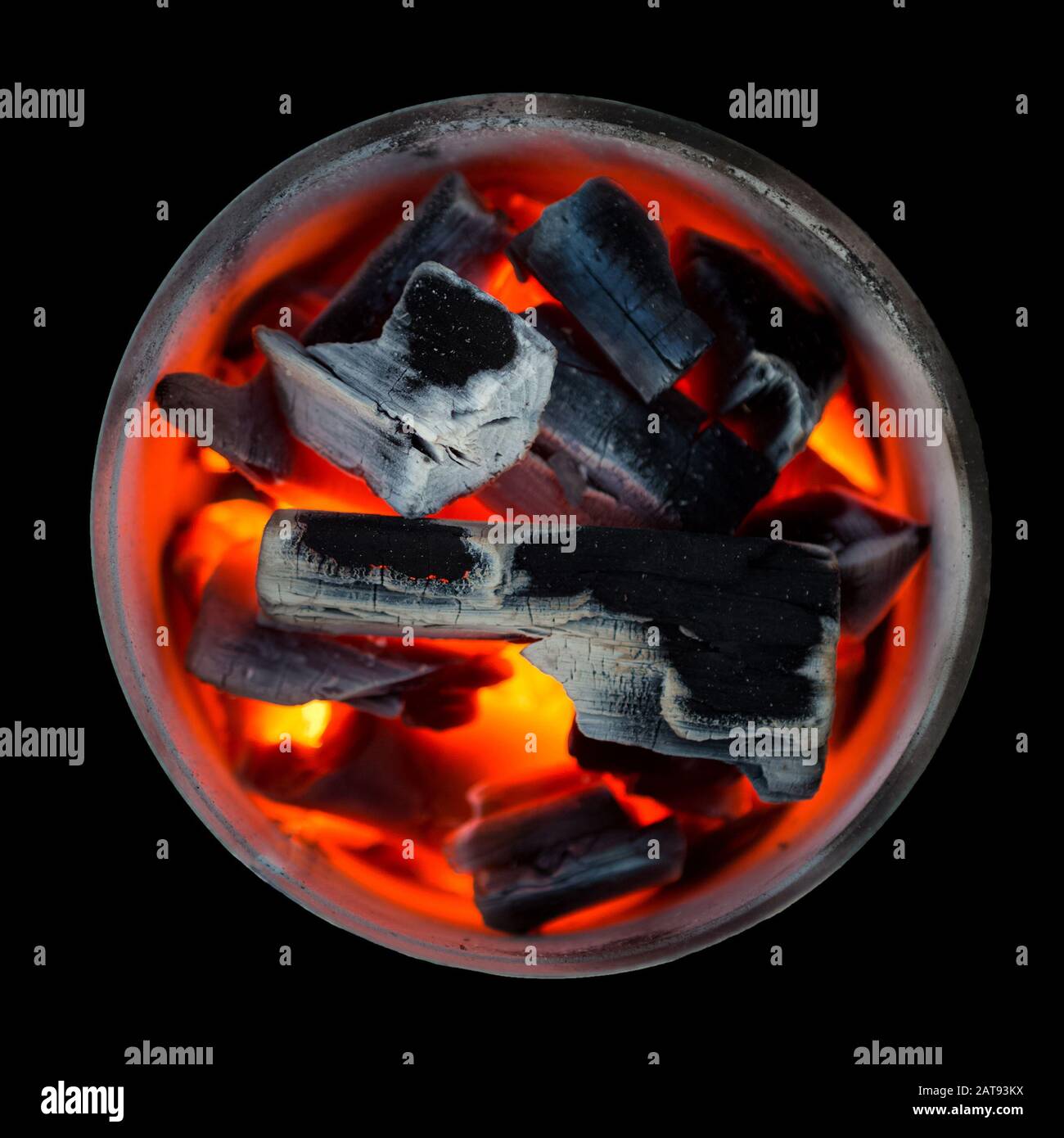 Coals brûlants. Décaissement du charbon de bois. Les éléments de texture se rapprogent. Les poutres en bois sont à l'odeur. Cheminée avec charbon brillant. Combustion du charbon. Contexte. Banque D'Images