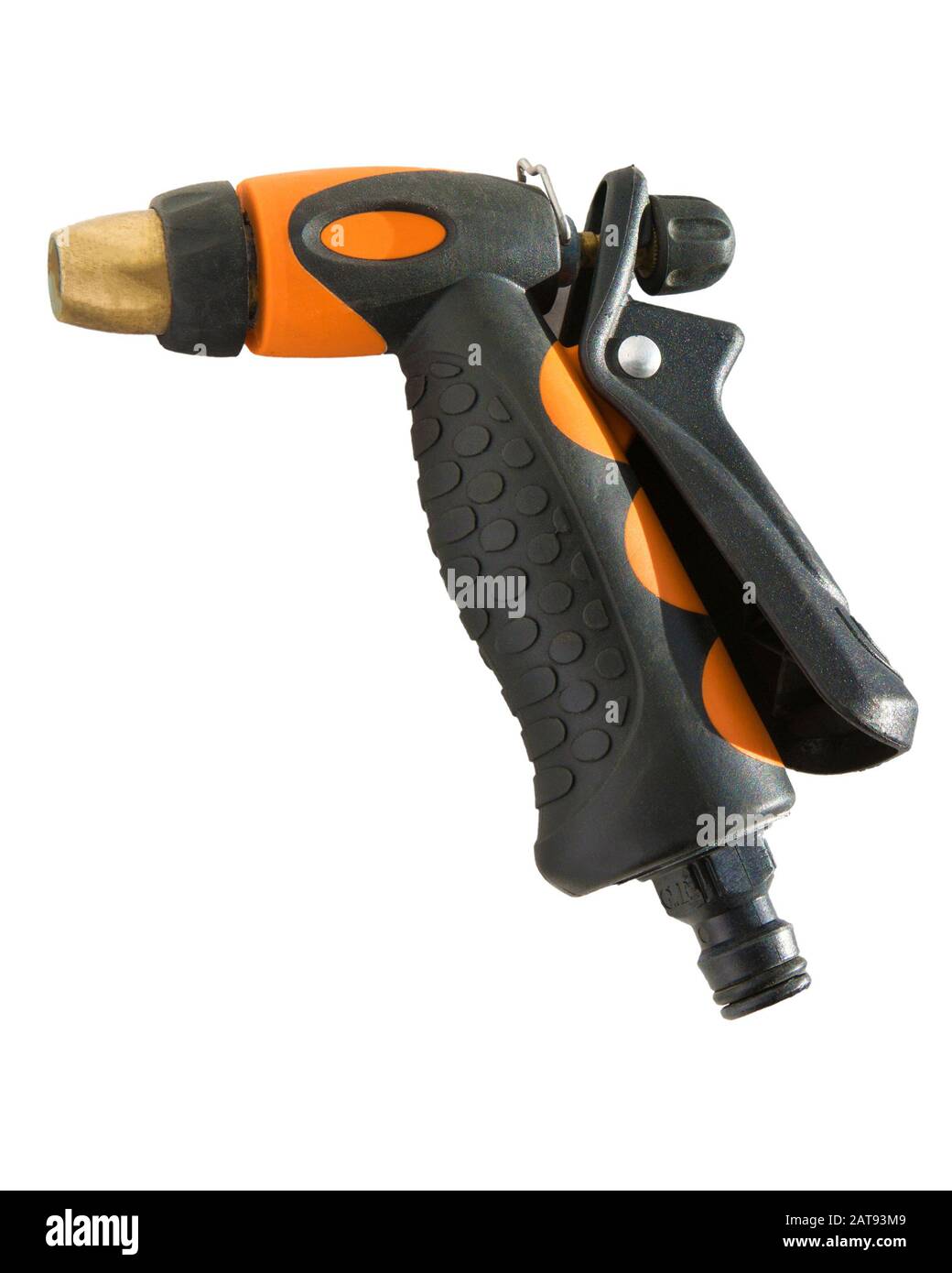 Buse sur un tuyau d'arrosage. Buse de flexible vaporisant de l'eau sur fond blanc Banque D'Images