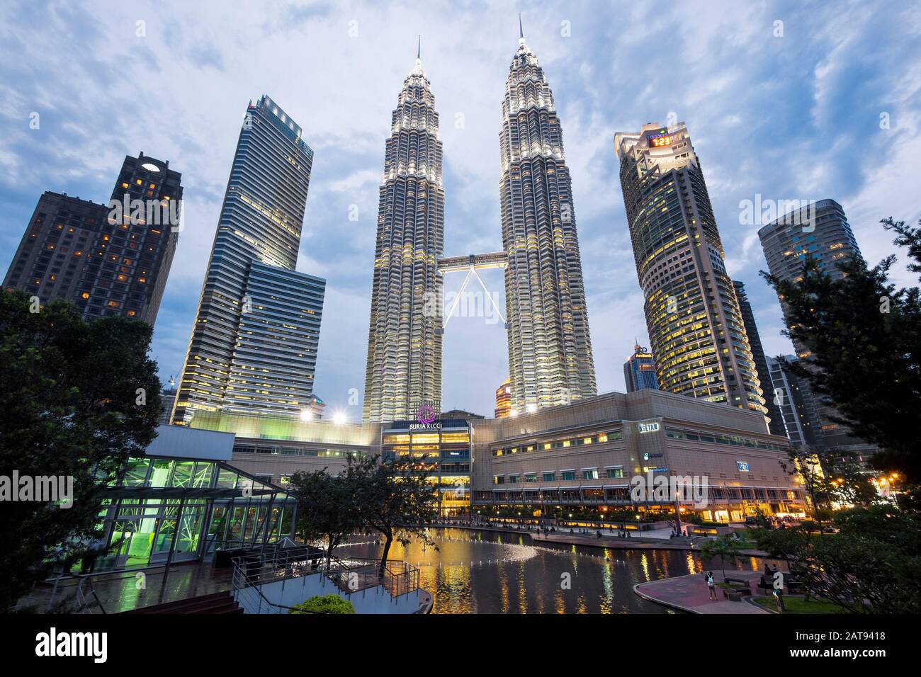 Vue sur les célèbres tours Petronas au crépuscule à Kuala Lumpur, en Malaisie. Banque D'Images