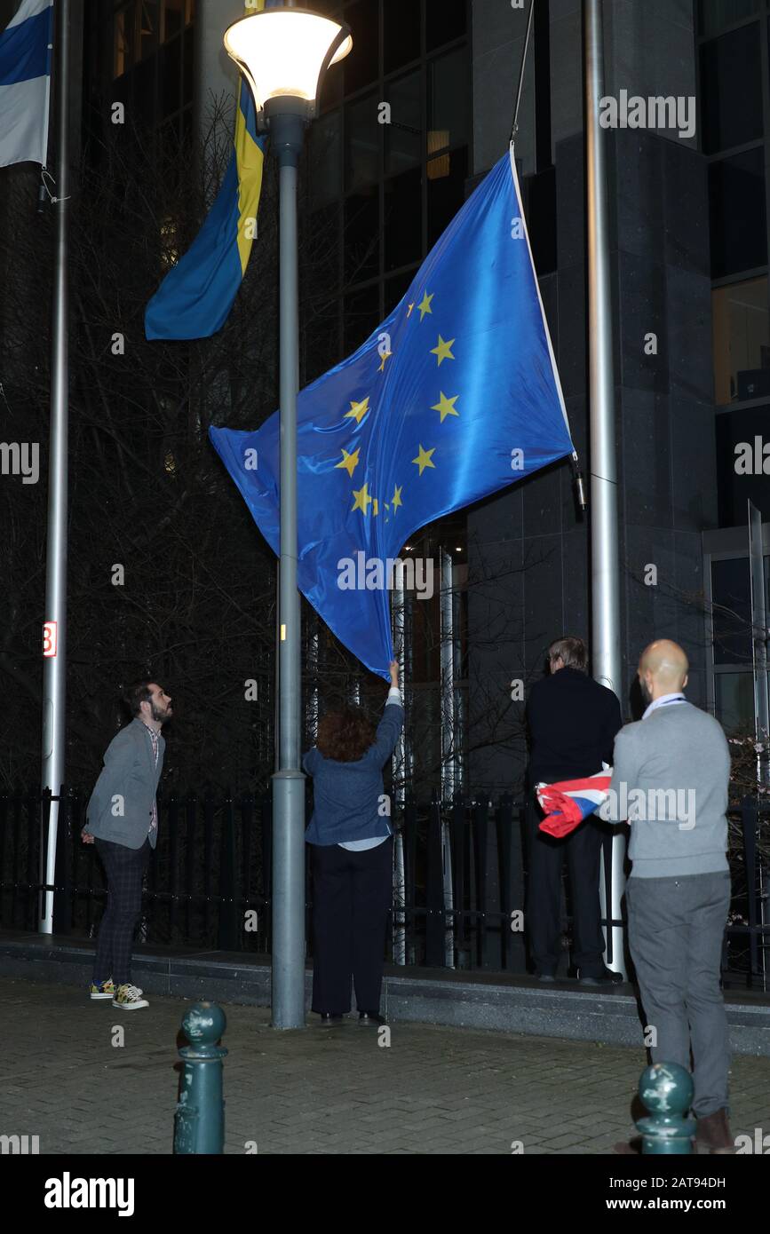 Un drapeau de l'UE est levé pour remplacer le drapeau de l'Union en dehors du Parlement européen à Bruxelles, en Belgique, devant le Royaume-Uni qui quitte l'Union européenne à 23 heures vendredi. Banque D'Images