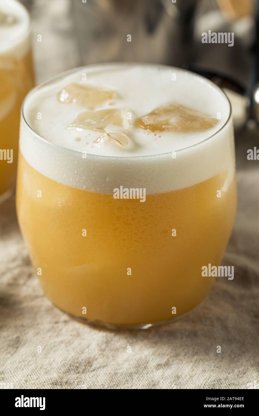 Cocktail De Tour De Citron Tequila Alcoolique Avec Blanc D'Œuf Banque D'Images