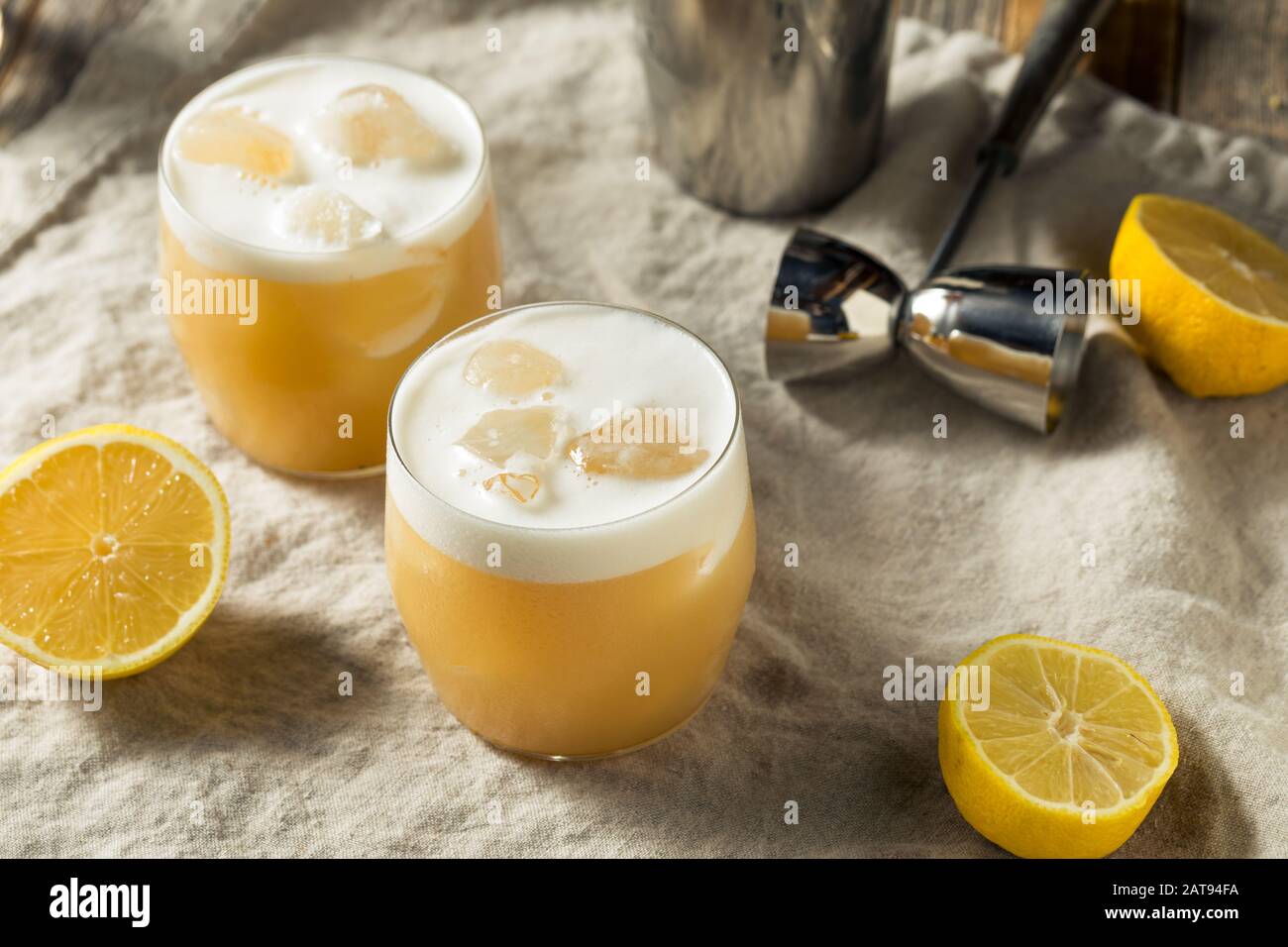 Cocktail De Tour De Citron Tequila Alcoolique Avec Blanc D'Œuf Banque D'Images