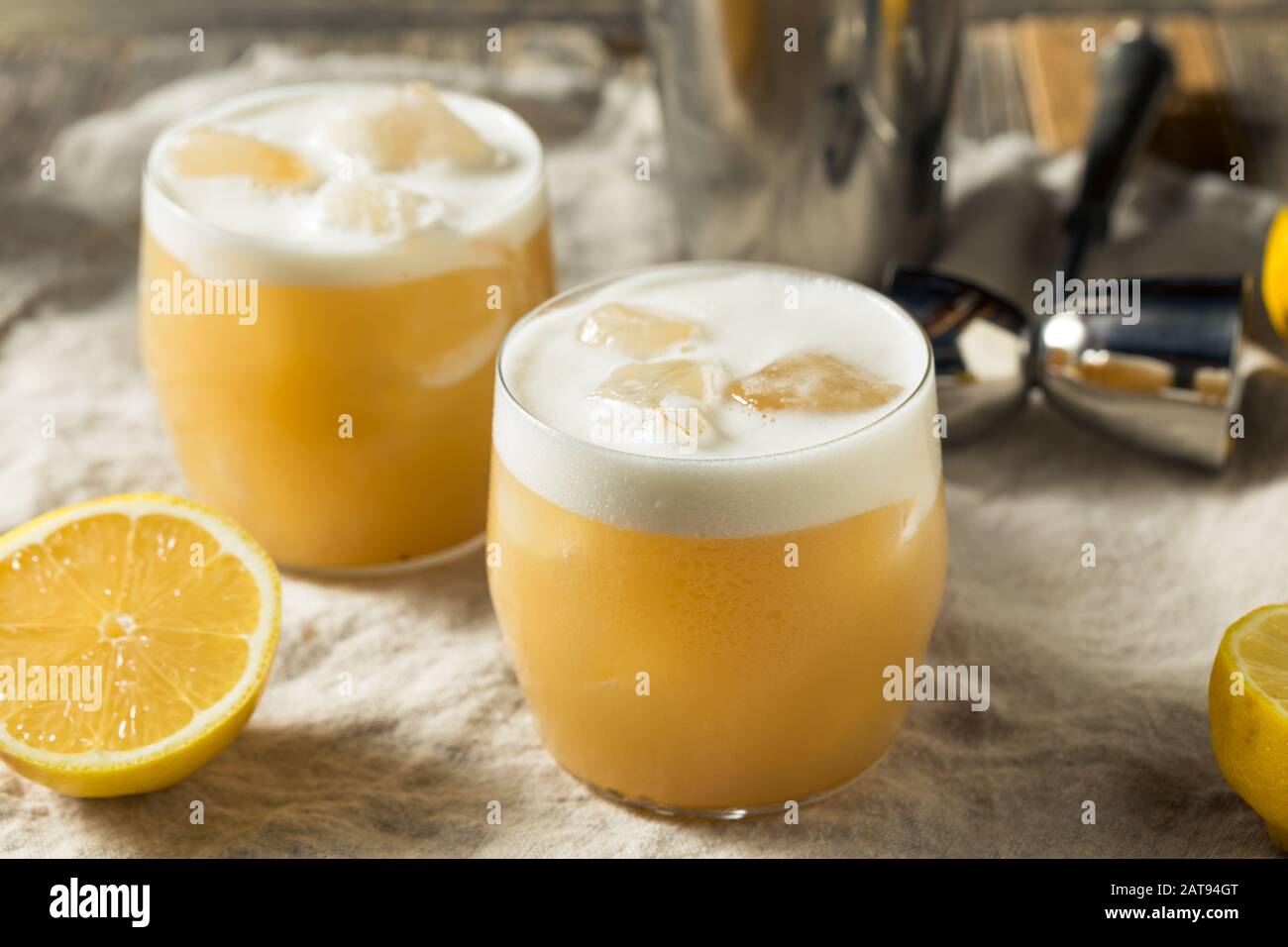 Cocktail De Tour De Citron Tequila Alcoolique Avec Blanc D'Œuf Banque D'Images