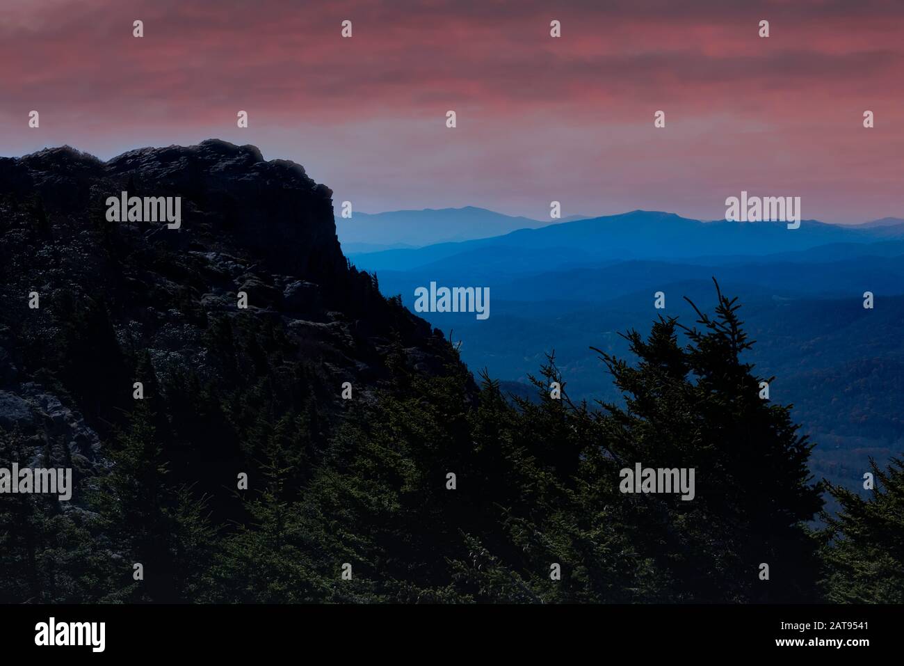Peak à Grand-Père Mountain comme le soleil se couche en Caroline du Nord Banque D'Images