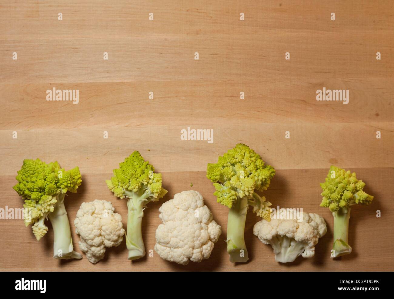 romanesco et chou-fleur en rangée sur un tableau noir Banque D'Images