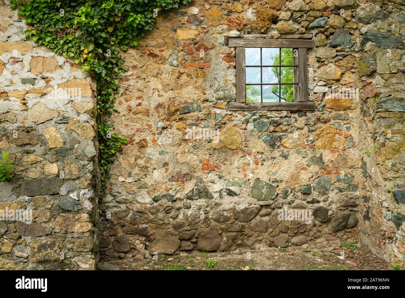 Petite fenêtre d'une ancienne maison désolée en Autriche Banque D'Images