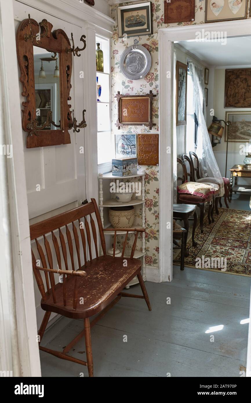 Bethel, Maine - 28 septembre 2019 : Chambre remplie de beaux meubles anciens,  décor et œuvres d'art à vendre à Steam Mill antiques Photo Stock - Alamy