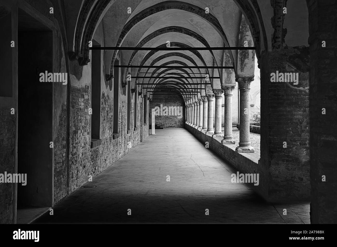 Portique avec arches et colonnes du cloître de l'abbaye vieille de mille ans de Polirone, San Benedetto po (Mantua), Italie Banque D'Images