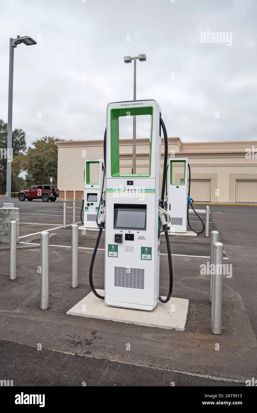 Toute nouvelle station de charge de véhicules électriques dans un magasin Target Department à Gainesville, en Floride. Banque D'Images