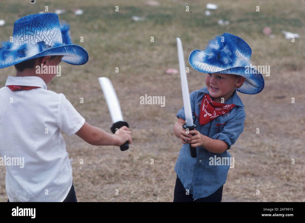 Texas: Garçons jouant avec des épées de jouets. ©Bob Daemmrich Banque D'Images