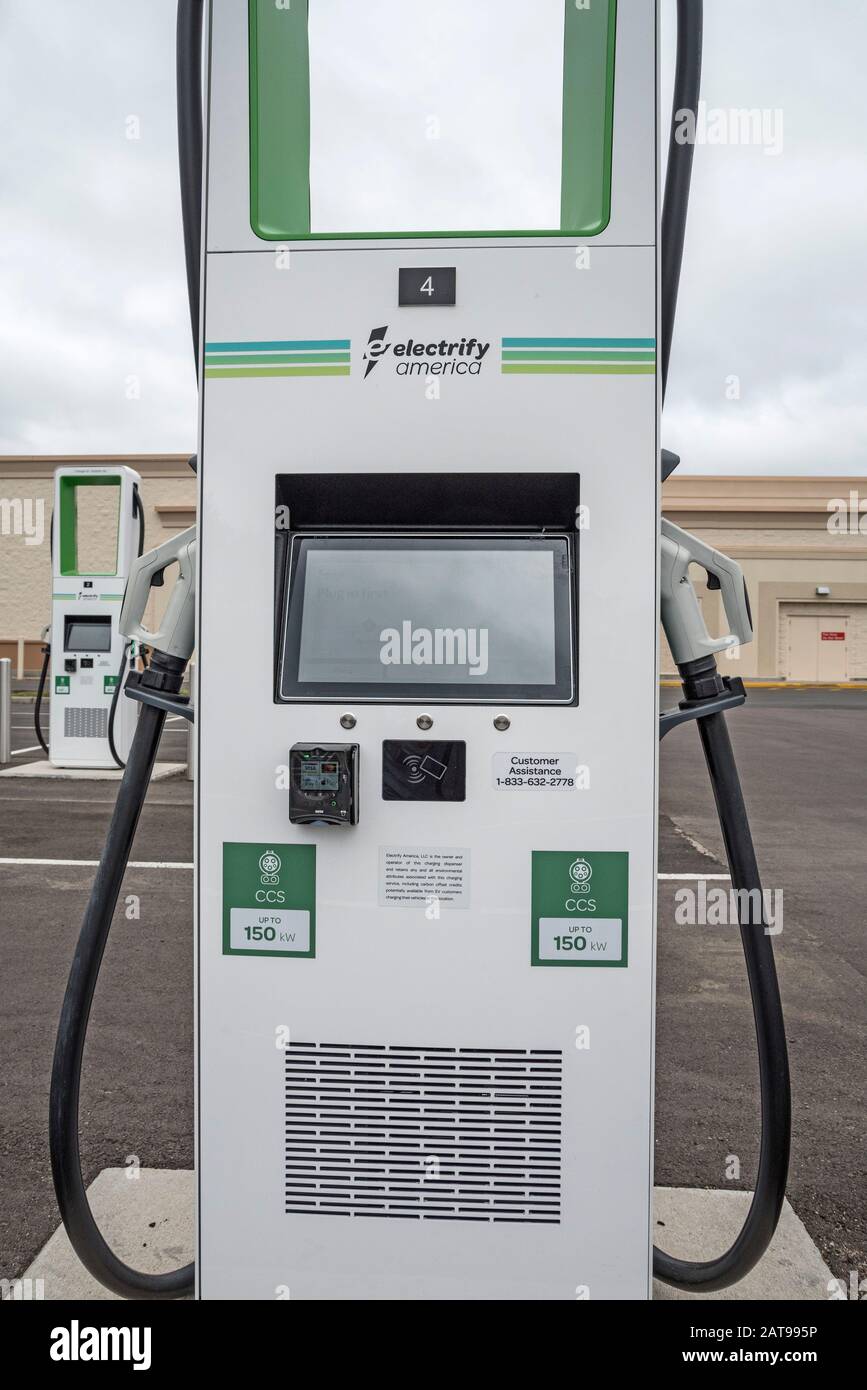 Toute nouvelle station de charge de véhicules électriques dans un magasin Target Department à Gainesville, en Floride. Banque D'Images