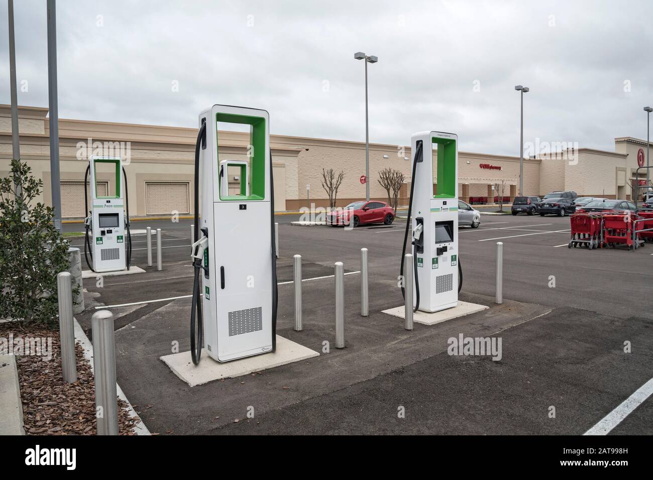 Toute nouvelle station de charge de véhicules électriques dans un magasin Target Department à Gainesville, en Floride. Banque D'Images