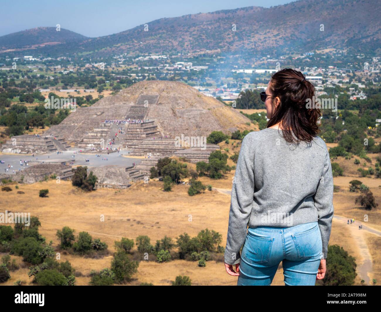 Tourisme en regardant la vue sur les pyramides de Teotihuacan près de Mexico, Mexique. Banque D'Images