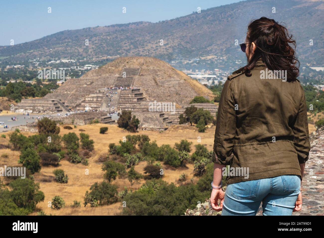 Tourisme en regardant la vue sur les pyramides de Teotihuacan près de Mexico, Mexique. Banque D'Images