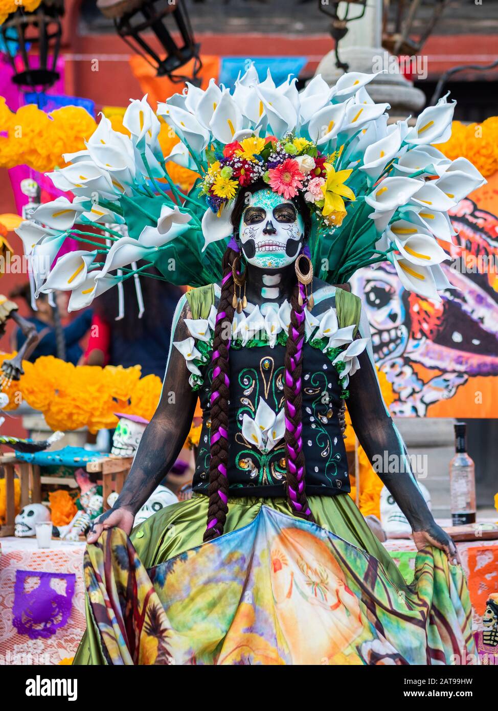 Portrait d'une femme avec de beaux costumes sur le thème de la Journée des morts et maquillage du crâne dans les rues de Guanajuato, au Mexique. Banque D'Images
