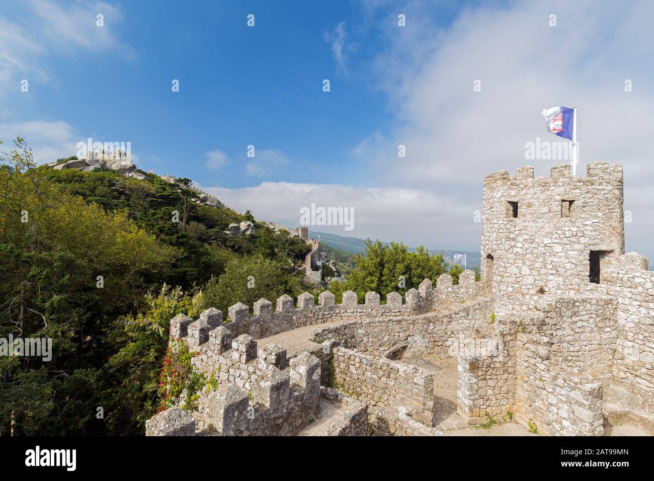 Vue panoramique sur le château médiéval perché Castelo dos Mouros (le château des Maures) à Sintra, Portugal. Banque D'Images Vue panoramique sur le château médiéval perché Castelo dos Mouros (le château des Maures) à Sintra, Portugal. Banque D'Images