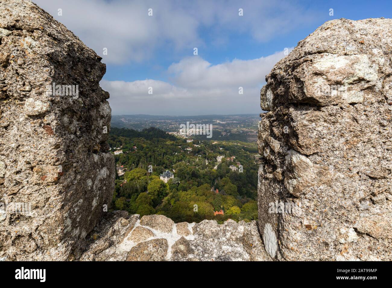Vue panoramique sur Sintra depuis le mur environnant du château médiéval perché Castelo dos Mouros (le château des Maures) à Sintra, Portugal Banque D'Images Vue panoramique sur Sintra depuis le mur environnant du château médiéval perché Castelo dos Mouros (le château des Maures) à Sintra, Portugal Banque D'Images