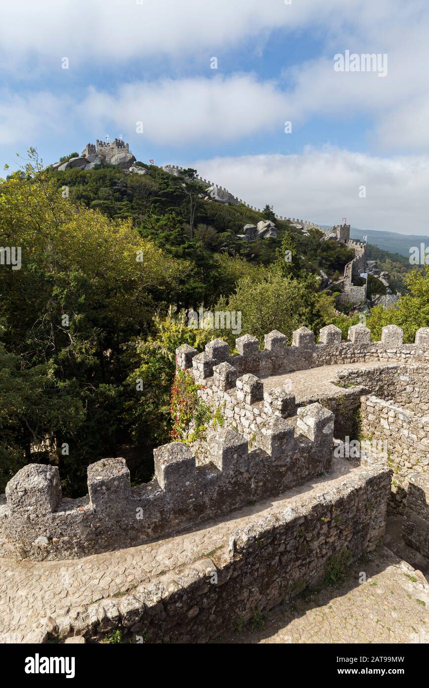 Vue panoramique sur le château médiéval perché Castelo dos Mouros (le château des Maures) à Sintra, Portugal. Banque D'Images Vue panoramique sur le château médiéval perché Castelo dos Mouros (le château des Maures) à Sintra, Portugal. Banque D'Images