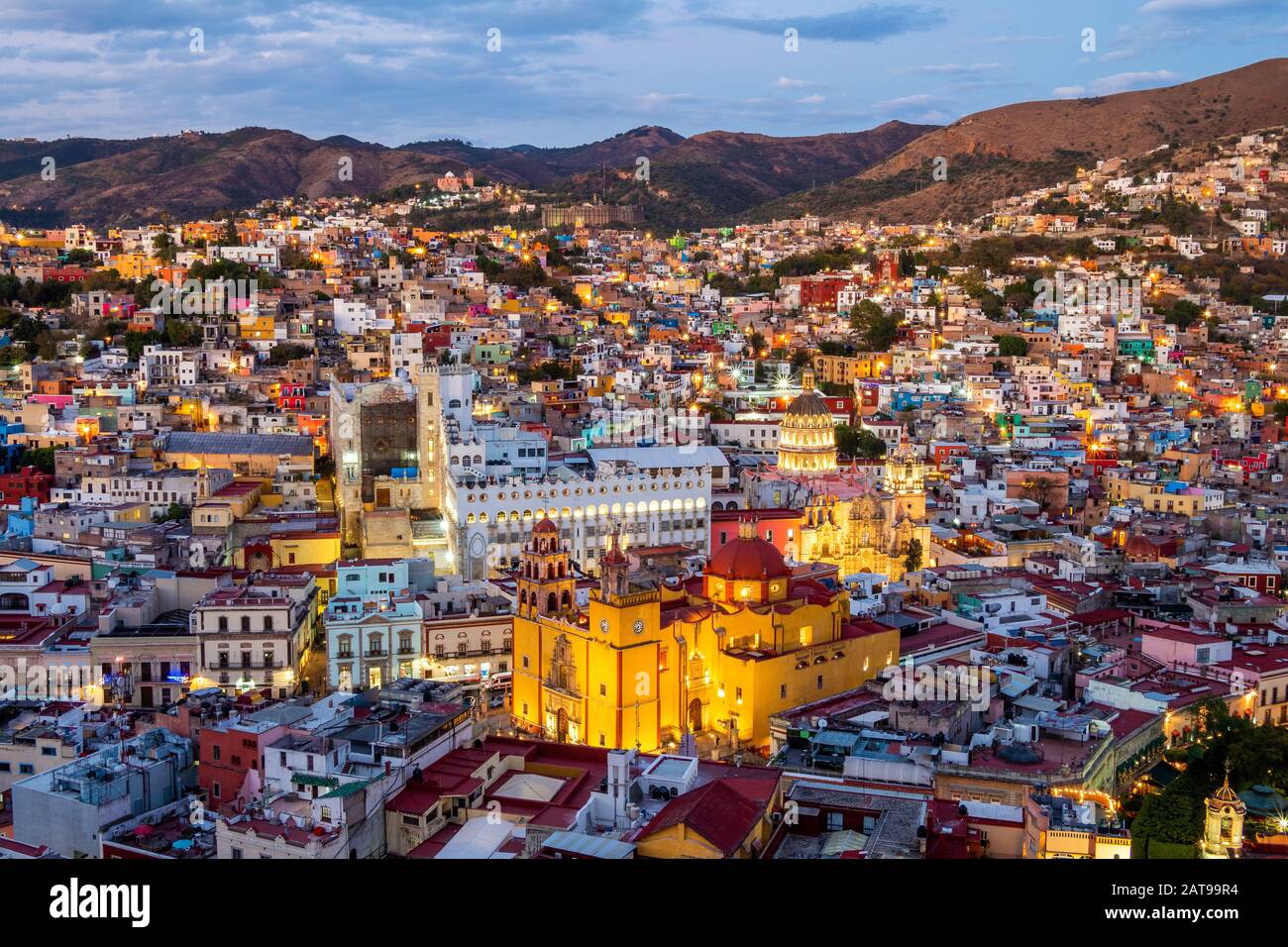 État de Guanajuato, Mexique, vue sur le paysage urbain de Guanajuato, y compris le monument historique de la basilique Notre-Dame de Guanajuato au crépuscule. Banque D'Images