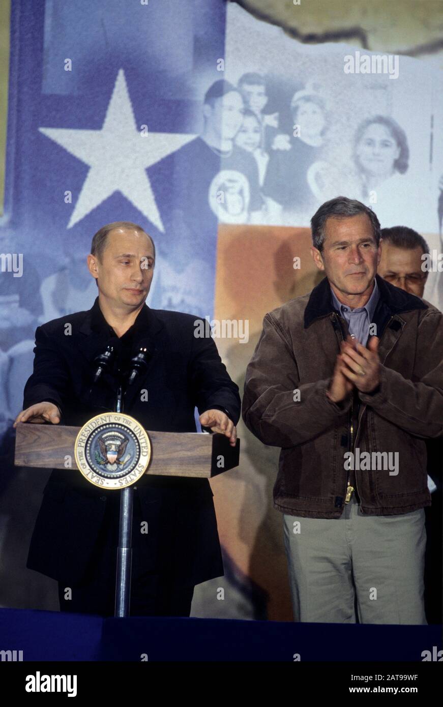 Crawford, Texas États-Unis: Le président russe Vladimir Poutine, le président américain George W. Bush à la conférence de presse tenue à Crawford, Texas, High School près du ranch du président du Texas. Novembre 2001. ©Bob Daemmrich Banque D'Images