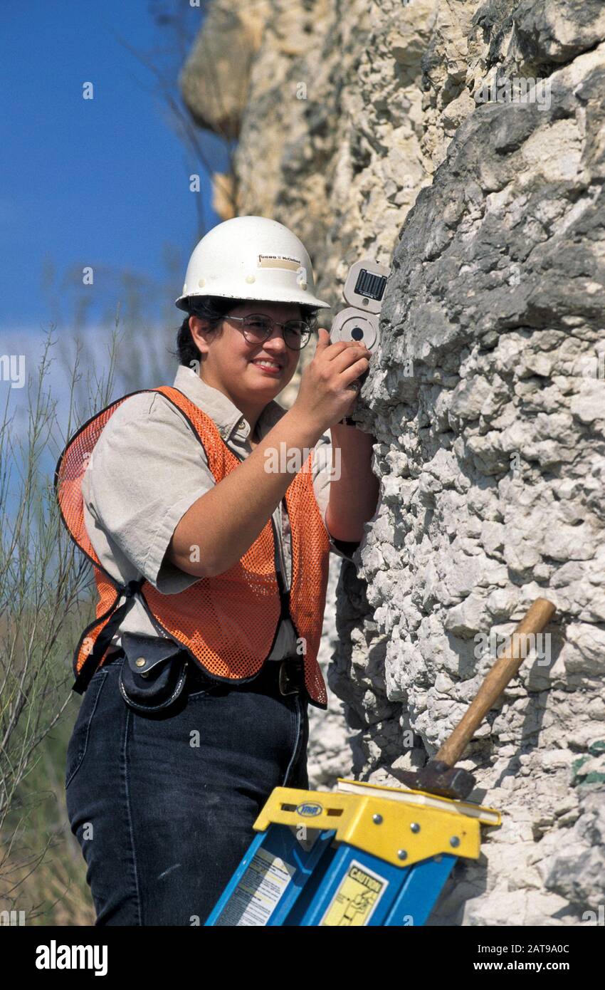 Austin, Texas : géologue hispanique féminine travaillant sur la coupe de route. M. ©Bob Daemmrich Banque D'Images