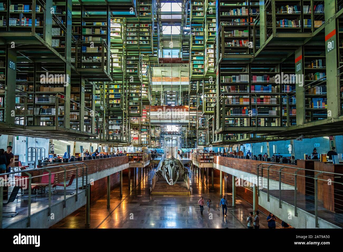 Vue sur l'intérieur du monument architectural Vasconcelos Library (Biblioteca Vasconcelos) à Mexico, au Mexique. Banque D'Images