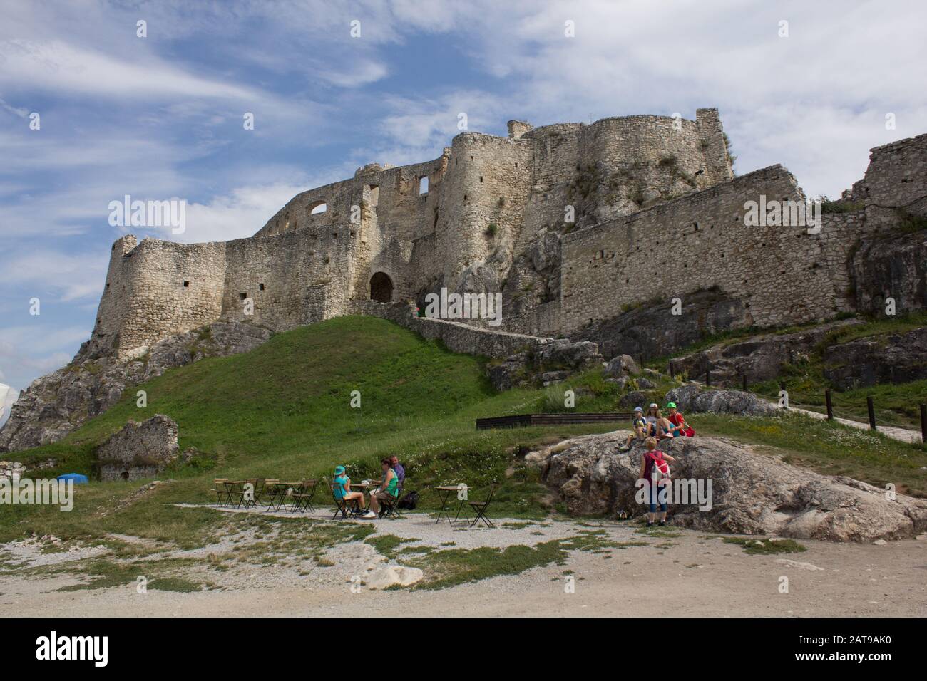 Vue Sur Spissky Casle Depuis La Cour Du Château. Banque D'Images