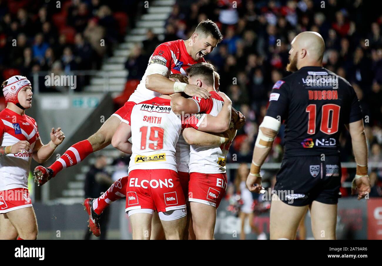 Jack Welsby (à droite) des Saints-Helens célèbre son essai avec Louie McCarthy-Scarsbrook contre les Red Devils de Salford, lors du match de la Super League de Betfred au Stade Totalement Wicked, St Helens. Banque D'Images