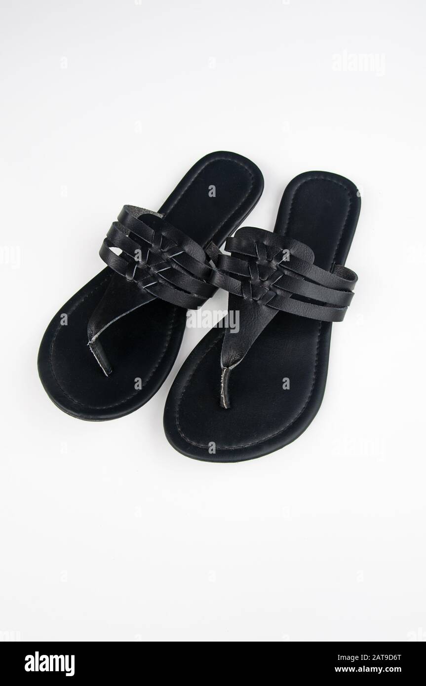 Chaussures plates noires isolées sur un fond clair. Chaussures d'été décontractées pour Femme. Banque D'Images