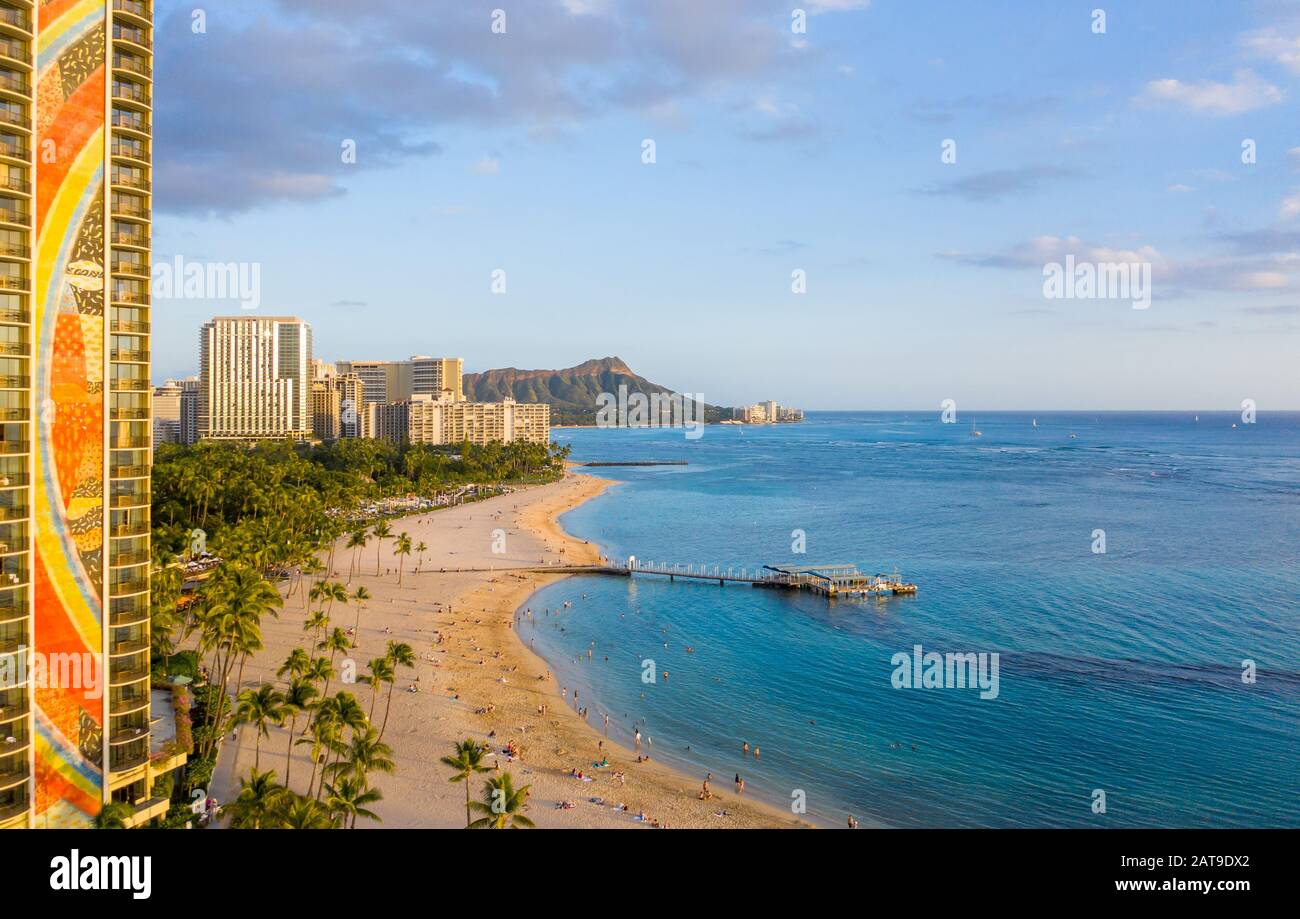 Waikiki, HI - 19 janvier 2020: Vue aérienne de la tour Rainbow Hilton devant le rivage vers Diamond Head Banque D'Images