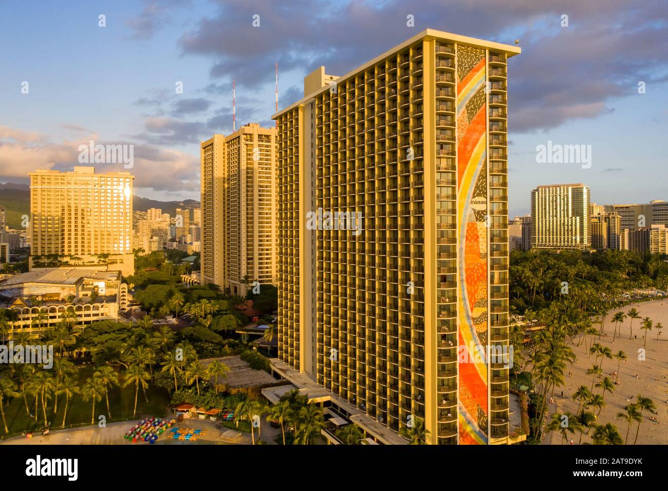 Waikiki, HI - 19 janvier 2020: Vue aérienne de la tour arc-en-ciel à l'avant du Hilton Hawaiian Village sur la plage de Waikiki à Hawaï Banque D'Images