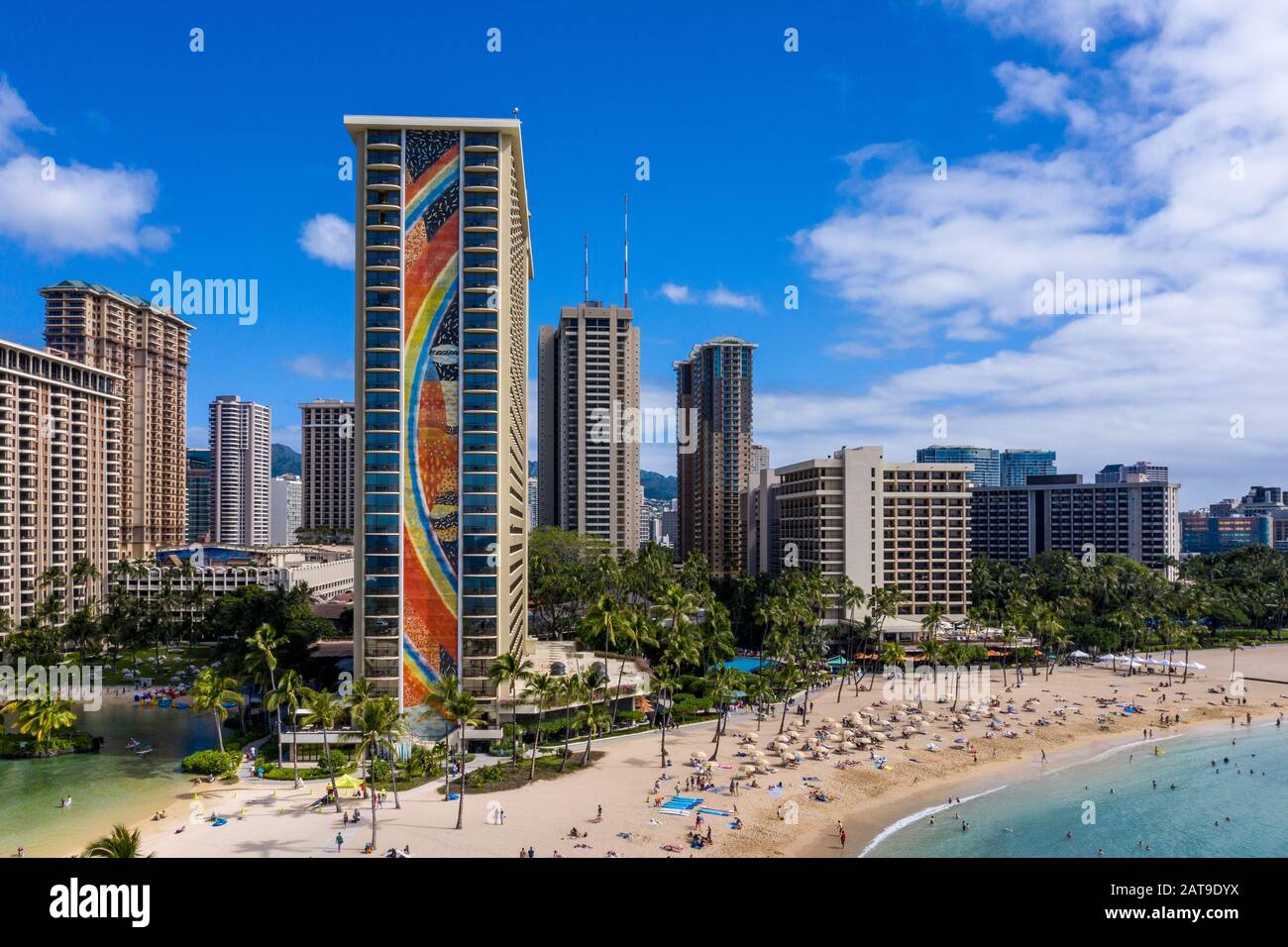 Waikiki, HI - 19 janvier 2020: Vue aérienne de la tour arc-en-ciel à l'avant du Hilton Hawaiian Village sur la plage de Waikiki à Hawaï Banque D'Images